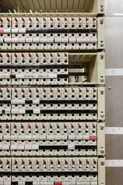 Bir kurumsal veri merkezindeki kablolar ve devrelerin soyut görünümü.