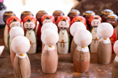 Geleneksel atelie 'de ahşap bebeklerin el işi.