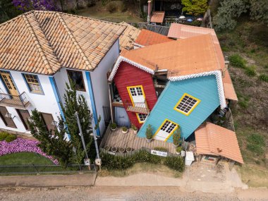 Renkli Casa Torta 'ya güzel hava manzarası (Eğri Ev)
