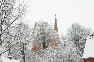 Heiligenhafen, Almanya 'da karla kaplı kilise kulesi