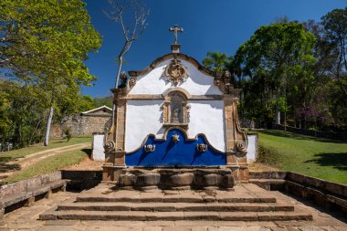 Tarihi koloni şehir su çeşmesinin güzel manzarası