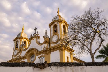 Tiradentes 'teki tarihi koloni kasaba kilisesine güzel bir manzara.