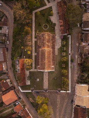 Tarihi sömürge kasabası kilisesine güzel bir hava manzarası