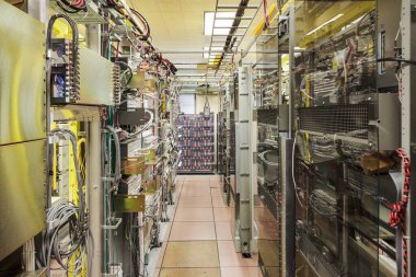 Bir kurumsal veri merkezindeki kablolar ve devrelerin soyut görünümü.