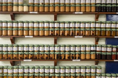 Süt kavanozları tarihi koloni kasaba mağazasında satışta.