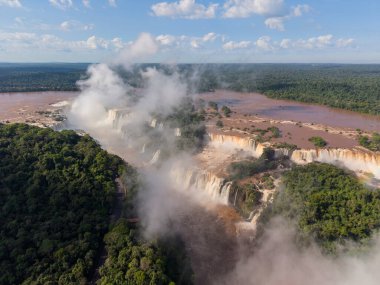 Iguau Şelaleleri ve yeşil yağmur ormanlarının güzel hava manzarası.