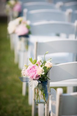 Çiçek kavanozu aranjmanlarıyla düğün koridoru dekorasyonu