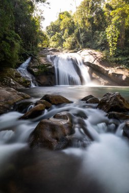 Itatiaia 'daki yeşil Atlantik yağmur ormanları şelalesinin güzel manzarası
