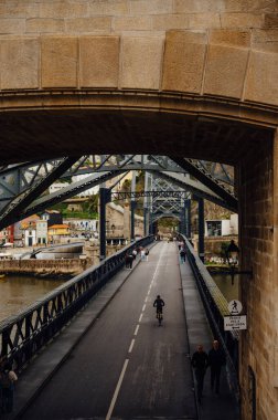 Porto 'daki Dom Lus Köprüsü' nde Yürüyen ve Bisikletle Geçen İnsanlar.