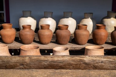 Bichinho 'daki geleneksel yerel mağazada büyük çömlekler.