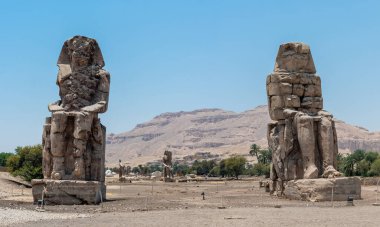 Memnon Colossi Dağlık Plana Karşı Duruyor