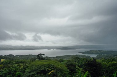 Arenal Gölü üzerinde fırtına bulutları, Kosta Rika