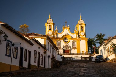 Tarihi koloni kasaba kilisesi ve evleri için güzel bir manzara.