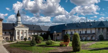 Neamt Manastırı Avlusu ve Neoklasik Kilise
