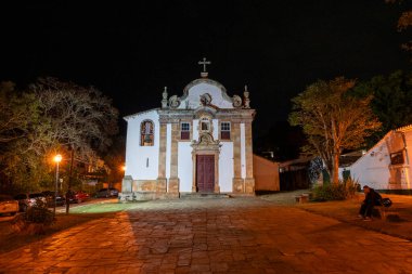 Tiradentes 'teki tarihi koloni kasaba kilisesine güzel bir manzara.