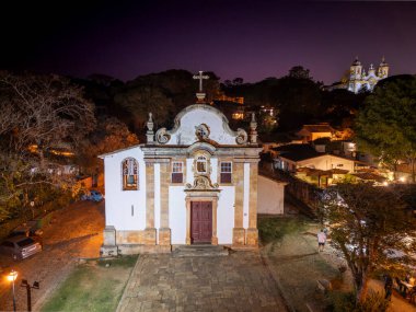 Tarihi sömürge kasabası kilisesine güzel bir hava manzarası
