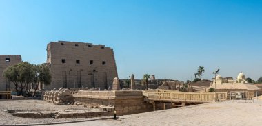 Lüks ve Mısırdaki Karabak tapınağının eski kalıntıları