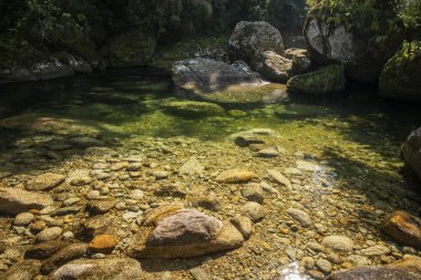 Itatiaia 'daki yeşil Atlantik yağmur ormanları şelalesinin güzel manzarası