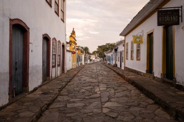Tarihi Colonial şehir sokak evlerinin güzel manzarası