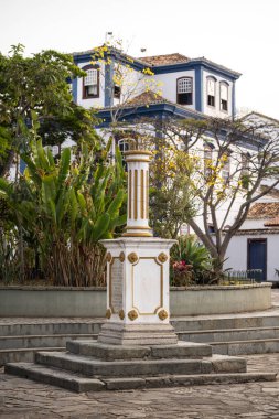 Tarihi sömürge kasabasının güzel manzarası Halk Meydanı Anıtı