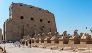 Lüks ve Mısırdaki Karabak tapınağının eski kalıntıları