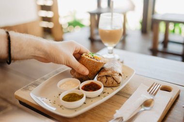 Elde vejetaryen burrito ile smoothie, Puerto Viejo, Kosta Rika