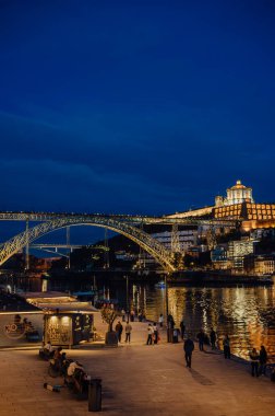 Dom Lus Köprüsü ve aydınlanmış manastır mavi saatte, Porto