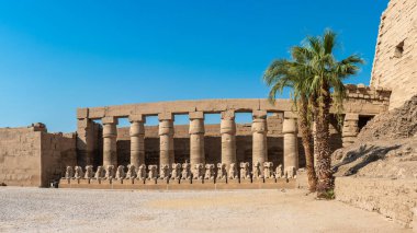 Lüks ve Mısırdaki Karabak tapınağının eski kalıntıları