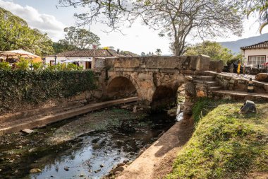 Tiradentes 'teki tarihi sömürge kasabası kayalık köprüsünün güzel manzarası
