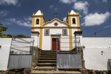 Bichinho 'daki tarihi sömürge kilisesinin güzel manzarası
