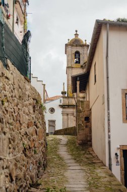 Parke Yolu Igreja dos Grilos Porto 'ya çıkıyor.
