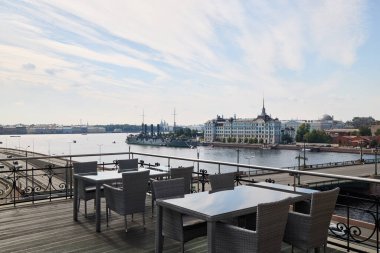 Canlı bir şehirde, açık hava manzaralı bir nehir manzarası.