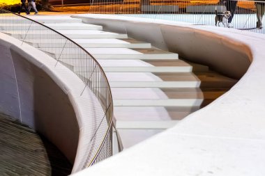 Aydınlanmış Beyaz Adımlar Geceleyin