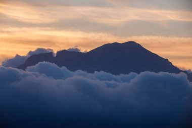 Bulutlar Denizi 'nden yükselen Dağ Tepesi