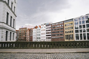 Hamburg 'un merkezindeki caddede uzanan renkli binalar.