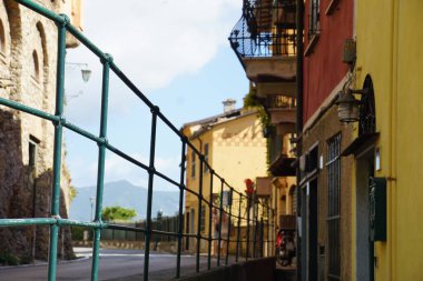 Sessiz sokaklarda bir yürüyüş.