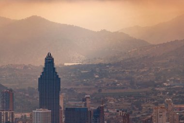 Benidorm Şehir Yoğunluğu ve Dağ Arkaplanının Yakın Çekimi