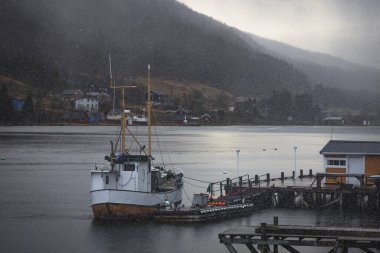 Eski ahşap iskelede eski ahşap tekne