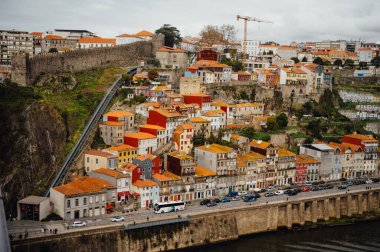 Portekiz, Ribeira yakınlarındaki Porto 'nun Renkli Hillside Mimarisi