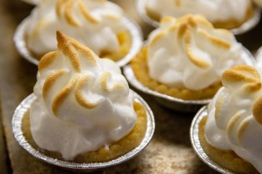 Fırında limonlu turtada kızartılmış krema tepeleri.