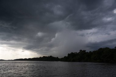 Amazon yağmur ormanları adasının üzerindeki şiddetli yağmur bulutlarına güzel bir manzara