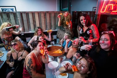 Arkadaşlarla Gece Pizzası Eğlencesi