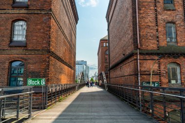 Hamburg 'daki kırmızı tuğlalı depo binaları arasındaki yaya köprüsü.