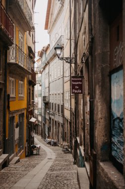 Restoran masaları Ribeira, Porto 'lu Dar Cobbled Caddesi.