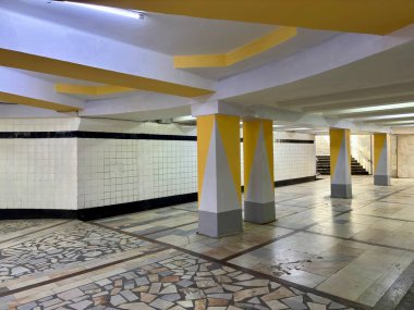 Geometrik sarı ve gri destek kirişleriyle klasik yeraltı geçidi