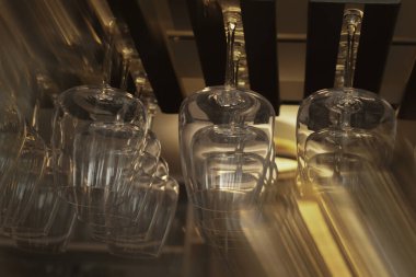 Cam eşyanın yansımasında restoran hayatı var.