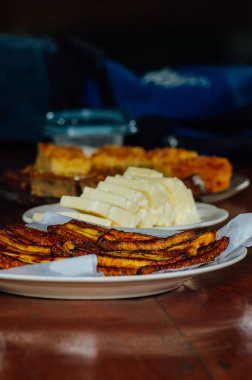 Kızarmış Bitkiler ve Geleneksel Kosta Rika Peyniri Kırsal Masada