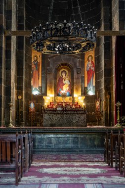 Kutsal sunak ve İkonlar içinde Gyumris Kutsal Kurtarıcı Kilisesi.