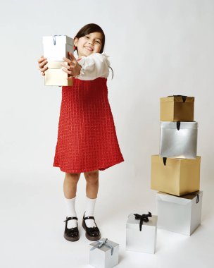 Kırmızı elbiseli bir hediye kutusu tutan neşeli kız.