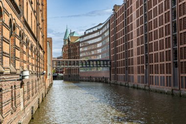 Speicherstadt kanalı ve tuğla mimarisi manzarası